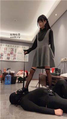 【素人挖掘机】可爱小主皮鞋黑丝虐绿奴 bf50477 艾彩调教库 第4张