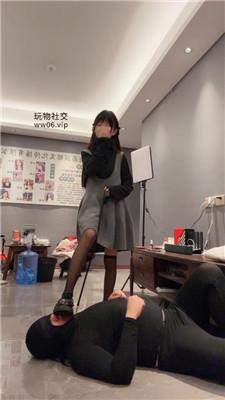 【素人挖掘机】可爱小主皮鞋黑丝虐绿奴 bf50477 艾彩调教库 第3张