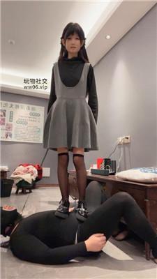 【素人挖掘机】可爱小主皮鞋黑丝虐绿奴 bf50477 艾彩调教库 第2张