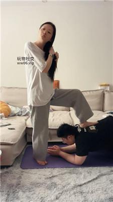 【埋汰】美足踩虐废物家奴 JS250217-8 艾彩调教库 第2张