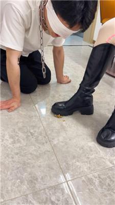 【南月女神】长靴踩踏喂食/胯下羞辱/坐脸窒息 bf50900 艾彩调教库 第20张