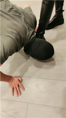 【青岛00后学生情侣主】铆钉高跟+长靴狂舔/强制吃byt/虐乳 JS250113-2 艾彩调教库 第17张
