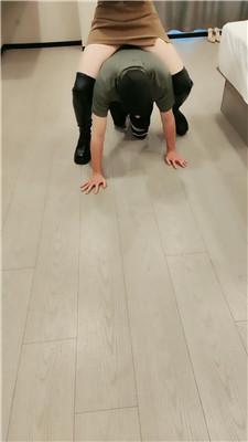 【青岛00后学生情侣主】铆钉高跟+长靴狂舔/强制吃byt/虐乳 JS250113-2 艾彩调教库 第19张