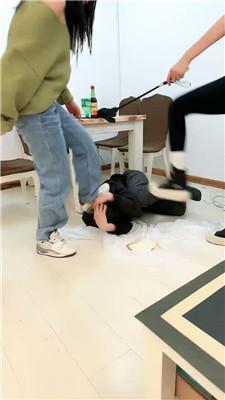 【乔伊】双S-运动鞋暴力踢踹虐打/脚下喂食【三视角版】 bf49221 艾彩调教库 第17张