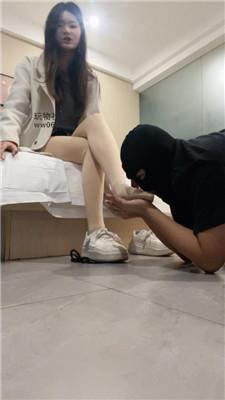 【沐沐大大】鞭打/舔脏地板/脏小白鞋肉丝跳踩 bf49226 艾彩调教库 第4张