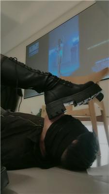 【甜沁】桌底视角-长靴黑丝碾压踩【双视角版】 bf49202 艾彩调教库 第7张
