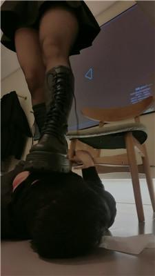 【甜沁】桌底视角-长靴黑丝碾压踩【双视角版】 bf49202 艾彩调教库 第6张