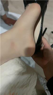 【梦主】抖M弟弟下跪舔高跟肉丝 JS250109-4 艾彩调教库 第4张
