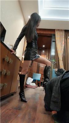 【爱丽丝】出差酒店调老板-骑马狗爬/高跟长靴踩 bf49173 艾彩调教库 第12张