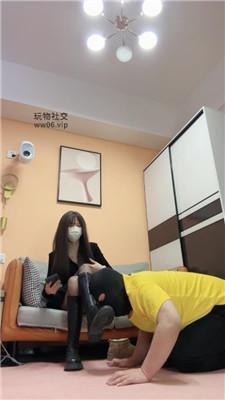 【一唯】外卖小哥偷舔鞋的下场 bf49185 艾彩调教库 第5张