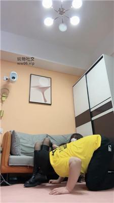【一唯】外卖小哥偷舔鞋的下场 bf49185 艾彩调教库 第3张