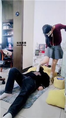 【女王大人】白袜脚踩虐下贱家奴 JS250312-9 艾彩调教库 第14张