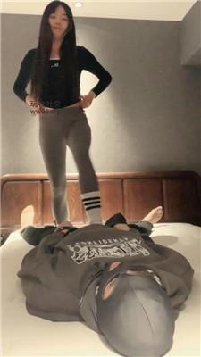 【宝娜】骑马胯下辱-白袜脚踩虐 bf51508 艾彩调教库 第6张