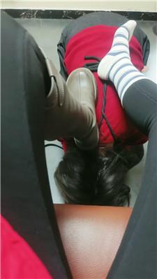 【娜S】脏长靴白袜玩虐母畜 JS250318-16 艾彩调教库 第7张