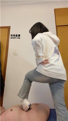 【佳佳】帆布鞋全体重踩踏 bf51496 艾彩调教库 第2张