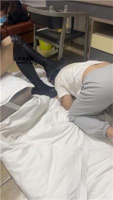 【00后情侣】舔脏长靴踩踏喂食 JS250317-26 艾彩调教库 第2张