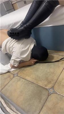 【00后情侣】舔脏长靴踩踏喂食 JS250317-26 艾彩调教库 第10张