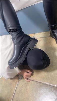 【00后情侣】舔脏长靴踩踏喂食 JS250317-26 艾彩调教库 第6张
