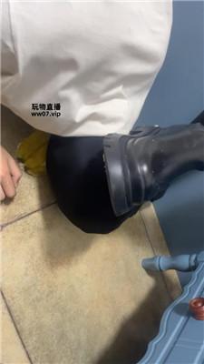 【00后情侣】舔脏长靴踩踏喂食 JS250317-26 艾彩调教库 第8张