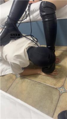 【00后情侣】舔脏长靴踩踏喂食 JS250317-26 艾彩调教库 第9张