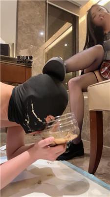 【缈缈】皮鞋黑丝踩-赏赐圣水 bf51413 艾彩调教库 第11张