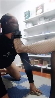 【反差】骑马狗爬-强迫圣水-鞭打 JS250324-21 艾彩调教库 第2张