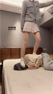 【伊未】脏臭白袜踩踏-坐脸 bf51662 艾彩调教库 第2张