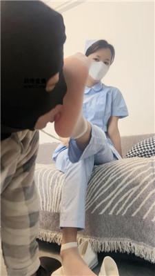【漫漫大人】护士小姐姐用脚+圣水治疗 bf51623 艾彩调教库 第12张