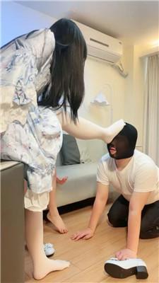 悠悠大魔王 双S-轮流踩踏舔脏鞋-脚耳光 bf51593 艾彩调教库 第20张