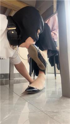 漫漫大人 桌底视角-卑微舔脏鞋 JS250321-25 艾彩调教库 第5张