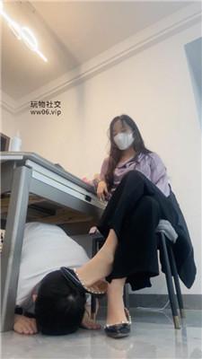 漫漫大人 桌底视角-卑微舔脏鞋 JS250321-25 艾彩调教库 第3张