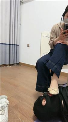 暖暖 连环抽耳光/舔脏鞋臭脚丫 JS250322-13 艾彩调教库 第10张