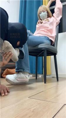 拉面 超脏运动鞋白袜踩踏气味辱 bf51541 套路直播库 第4张