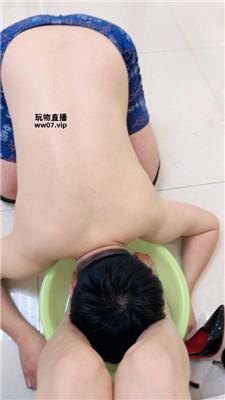楚楚 骑狗背-玉足深喉-脚下喂食 bf51802 艾彩调教库 第17张
