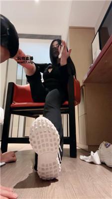 甜音 舔小白鞋白袜-强迫吃byt bf51805 艾彩调教库 第8张