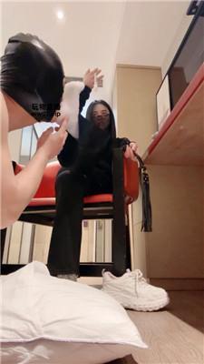 甜音 舔小白鞋白袜-强迫吃byt bf51805 艾彩调教库 第2张