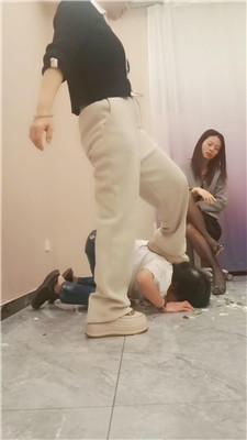 夸梨 母畜-姐妹花脚下喂食【双视角版】 JS250331-21 套路直播库 第14张