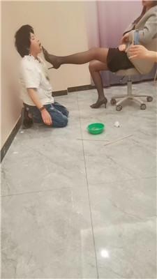 夸梨 母畜-姐妹花脚下喂食【双视角版】 JS250331-21 套路直播库 第18张