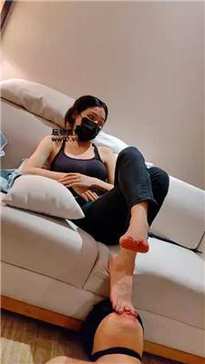 苏大大 下跪吮吸脚趾缝/长靴高跟踩踏 bf51862 艾彩调教库 第13张