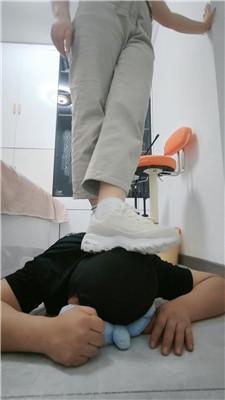 李老师 骑马狗爬-小白鞋踩踏【双视角版】JS250330-30 艾彩调教库 第7张