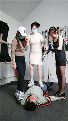 盛梦空间 群调群虐-脚下喂食/暴揍【三视角版】JS250415-6 艾彩调教库 第13张