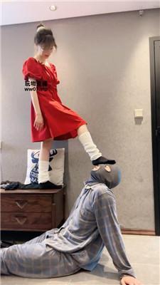 素人抽水机 胯下犬化-红裙女神原味鞋袜虐 bf52337 艾彩调教库 第15张