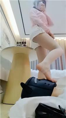 白渝 美腿玉足踩踏-脚喂食 bf52363 套路直播库 第12张