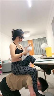 薇薇 物化家具奴-脚下喂食 bf52335 艾彩调教库 第5张