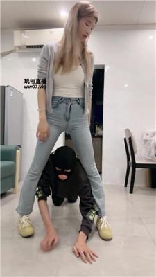 猴歌 素人S-脏鞋白袜踩虐-转胯狗爬 bf52217 艾彩调教库 第11张