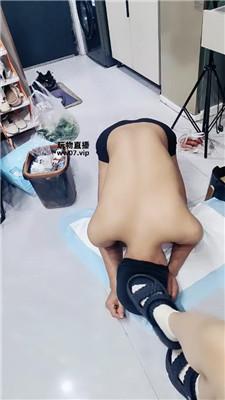 苏苏不苏 拖鞋白袜脚踩虐骚狗 JS250403-26 艾彩调教库 第6张