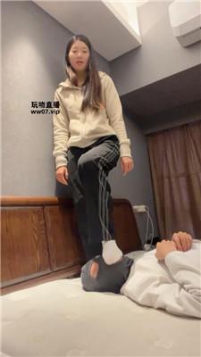 伊未 运动鞋白袜踩-坐脸窒息 bf51968 艾彩调教库 第9张