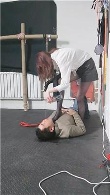 鸿运女皇团 黑丝脚蹂躏踩-重度鞭打【双视角版】 JS250403-22 套路直播库 第10张