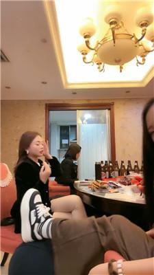 冷月大大 闺蜜聚会-贱奴桌底伺候【三视角版】 bf51967 套路直播库 第2张