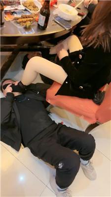 冷月大大 闺蜜聚会-贱奴桌底伺候【三视角版】 bf51967 套路直播库 第8张